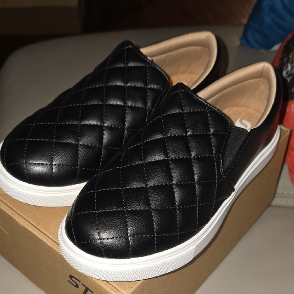 Elegant Black Quilted Slip-On Loafers - Picture 3 of 4